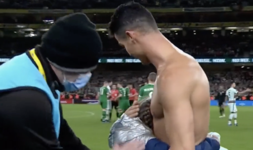En Images Le Beau Geste De Cristiano Ronaldo Pour Une Jeune Fan Malgré La Sécurité
