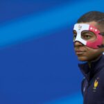 Mbappe avec son masque bleu blanc rouge 1888263