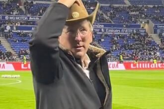 John Textor coiffé d’un chapeau de cowboy beige